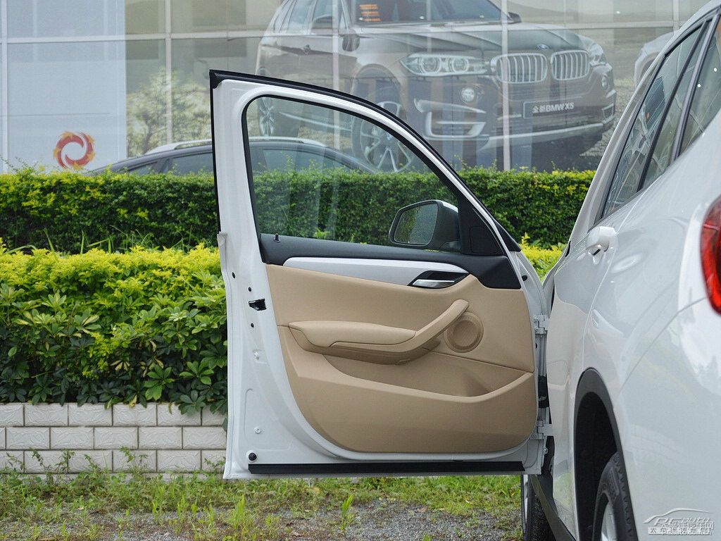 雪山白寶馬X1車廂內(nèi)飾圖片