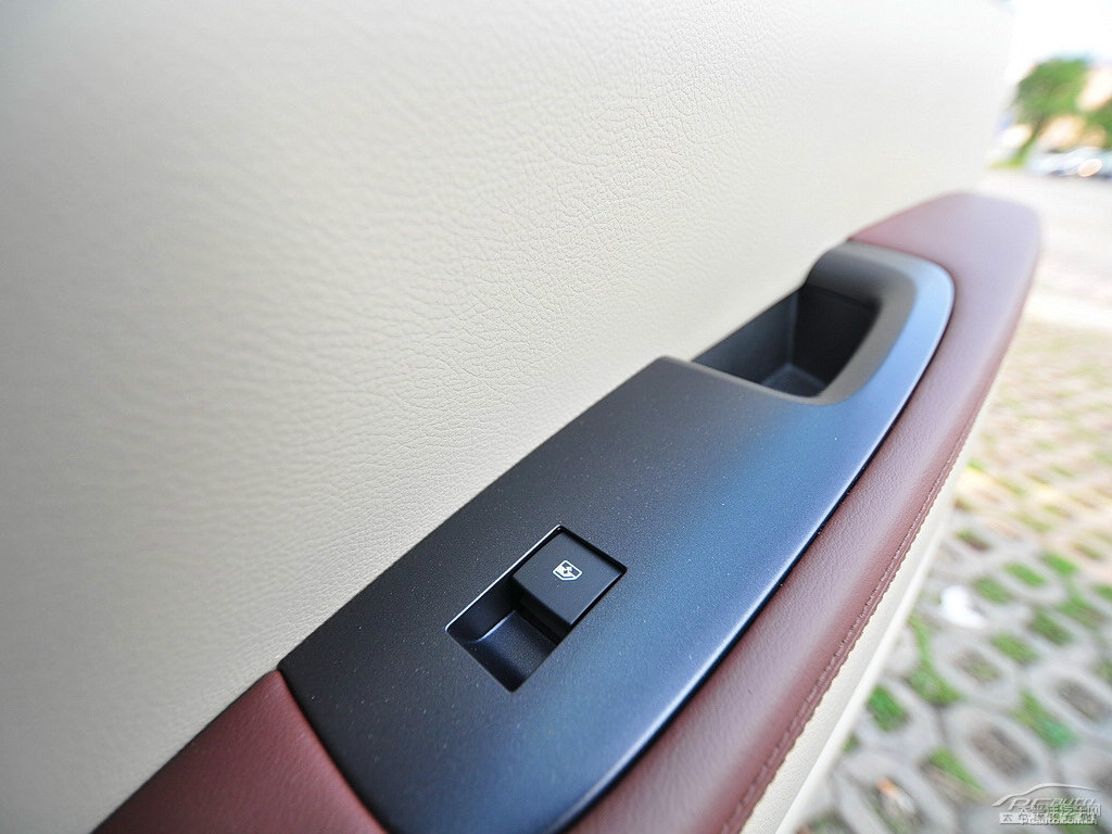 琥珀金別克GL8車廂內(nèi)飾圖片