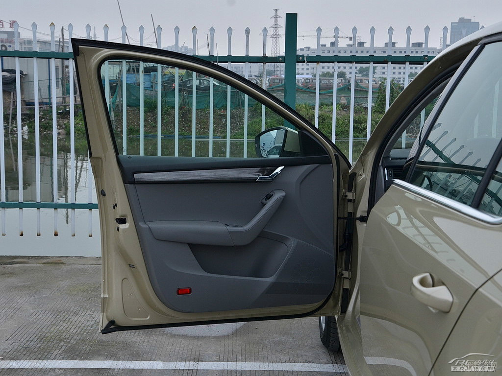 流光金明銳車廂內(nèi)飾圖片
