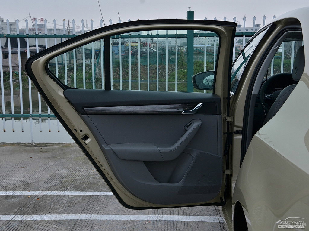 流光金明銳車廂內(nèi)飾圖片