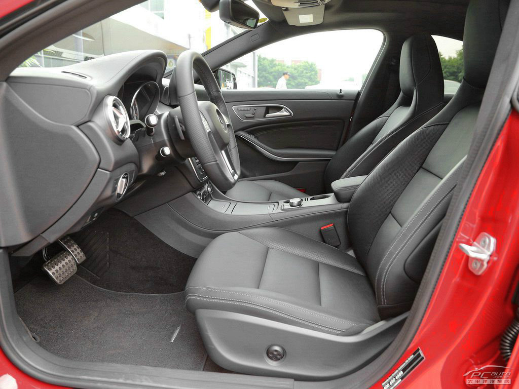 奔馳CLA級空間高清大圖