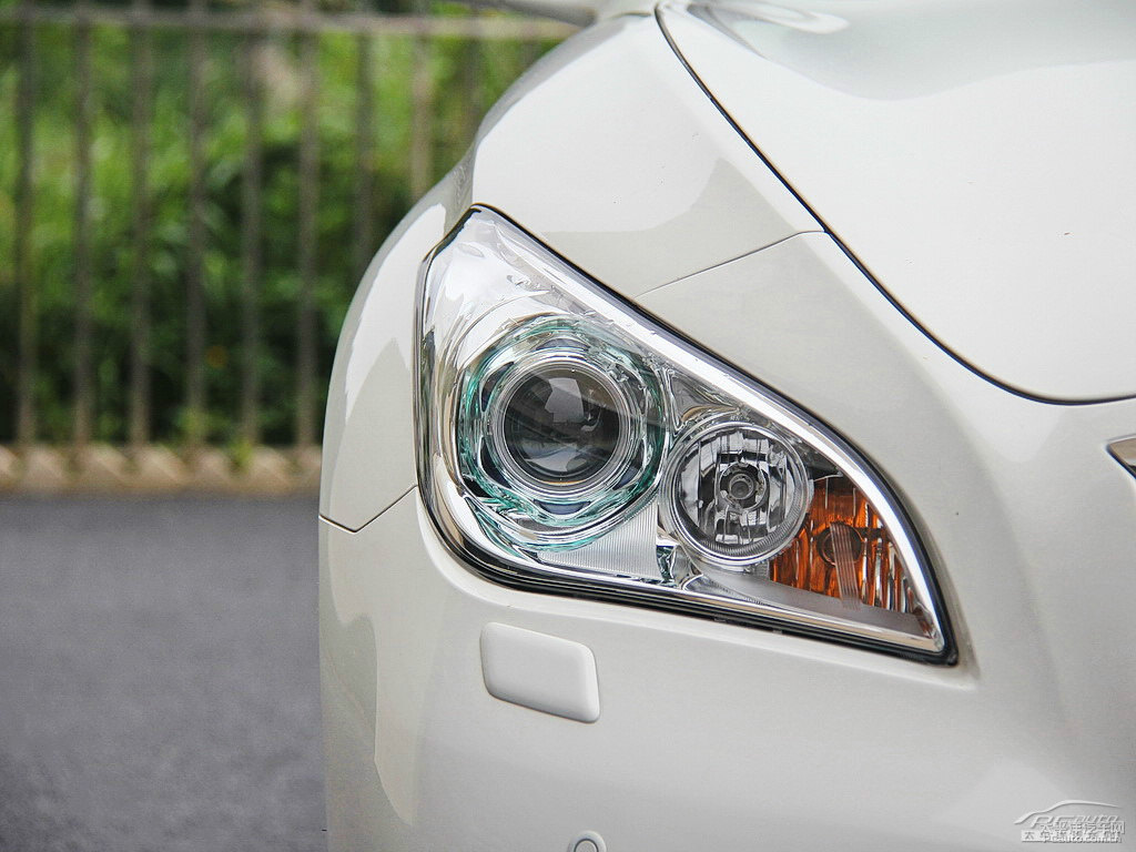 瑩貝白英菲尼迪Q70L車頭外觀圖片