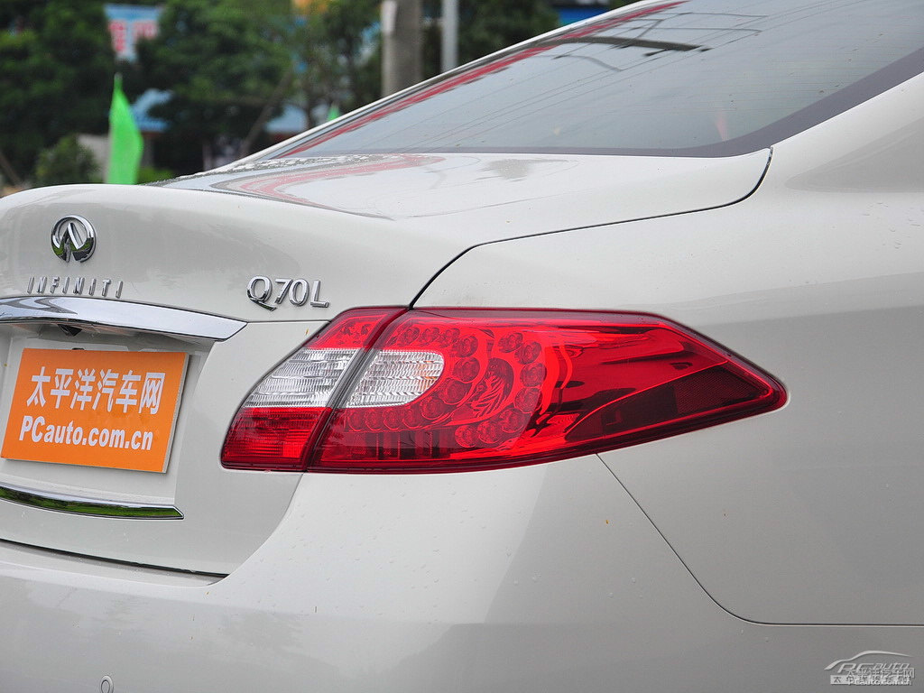 瑩貝白英菲尼迪Q70L車尾外觀圖片