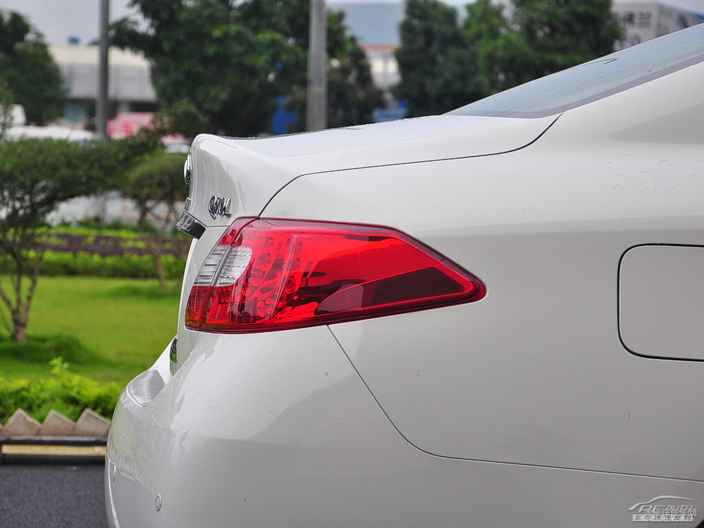 瑩貝白英菲尼迪Q70L車尾外觀圖片