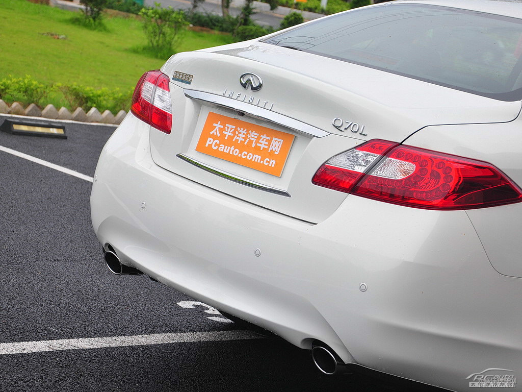 瑩貝白英菲尼迪Q70L車尾外觀圖片