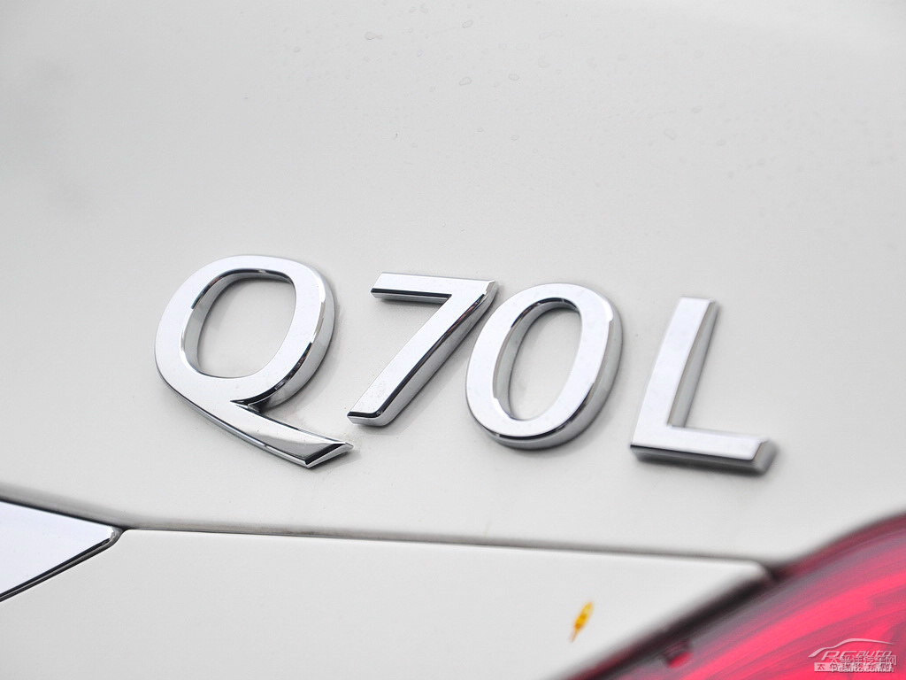 瑩貝白英菲尼迪Q70L車尾外觀圖片