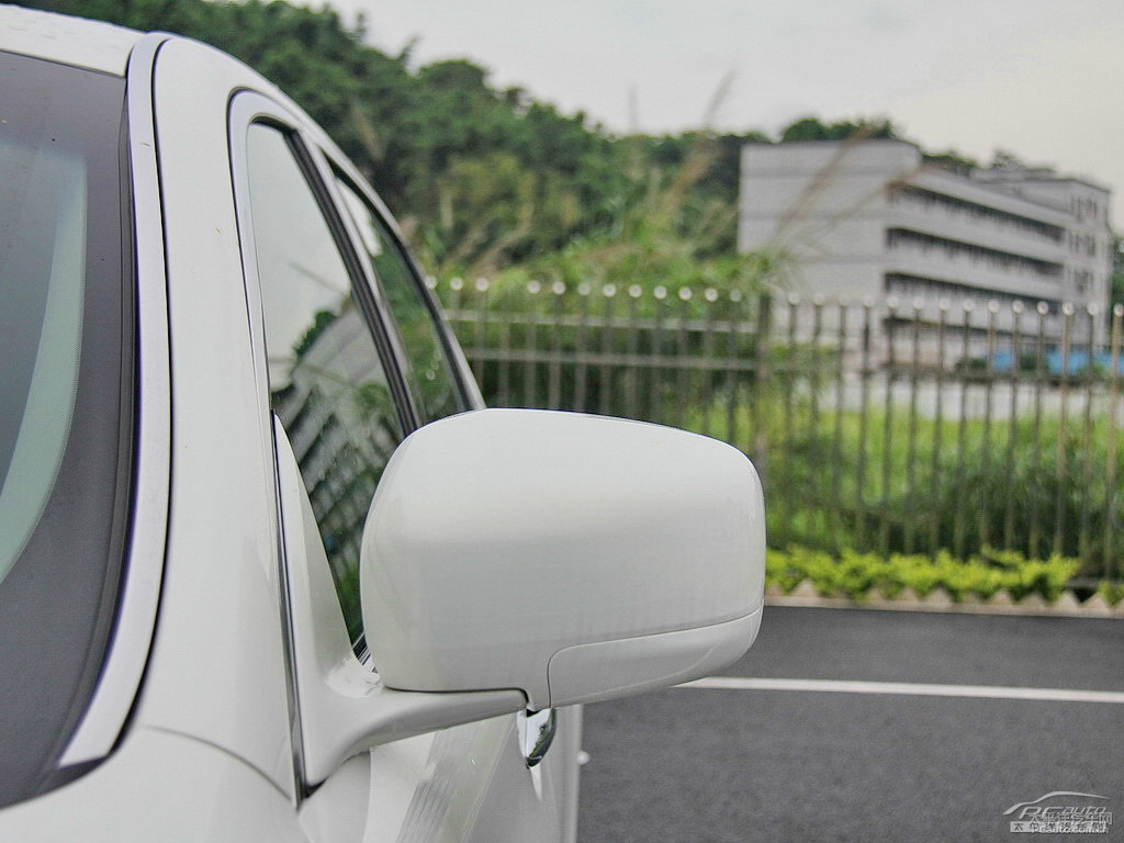 瑩貝白英菲尼迪Q70L車身外觀圖片