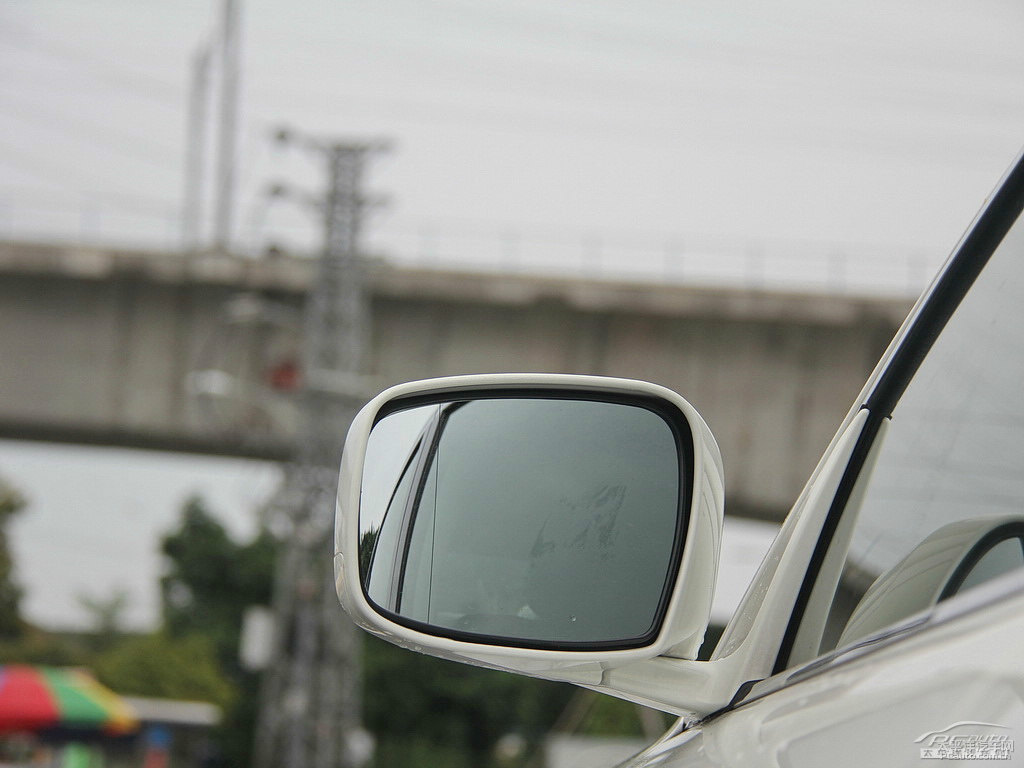 瑩貝白英菲尼迪Q70L車身外觀圖片