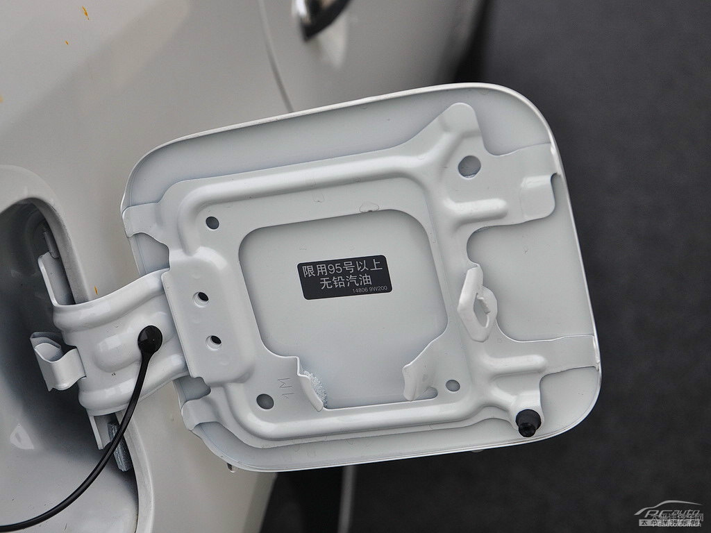瑩貝白英菲尼迪Q70L車身外觀圖片
