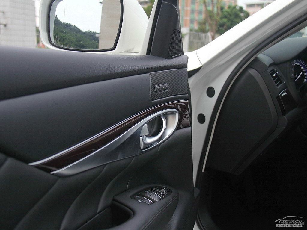 瑩貝白英菲尼迪Q70L車廂內(nèi)飾圖片