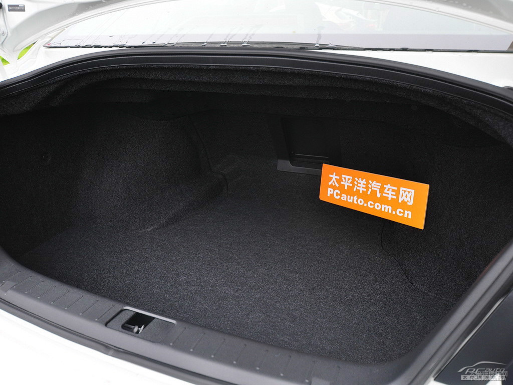 瑩貝白英菲尼迪Q70L后備廂空間圖片