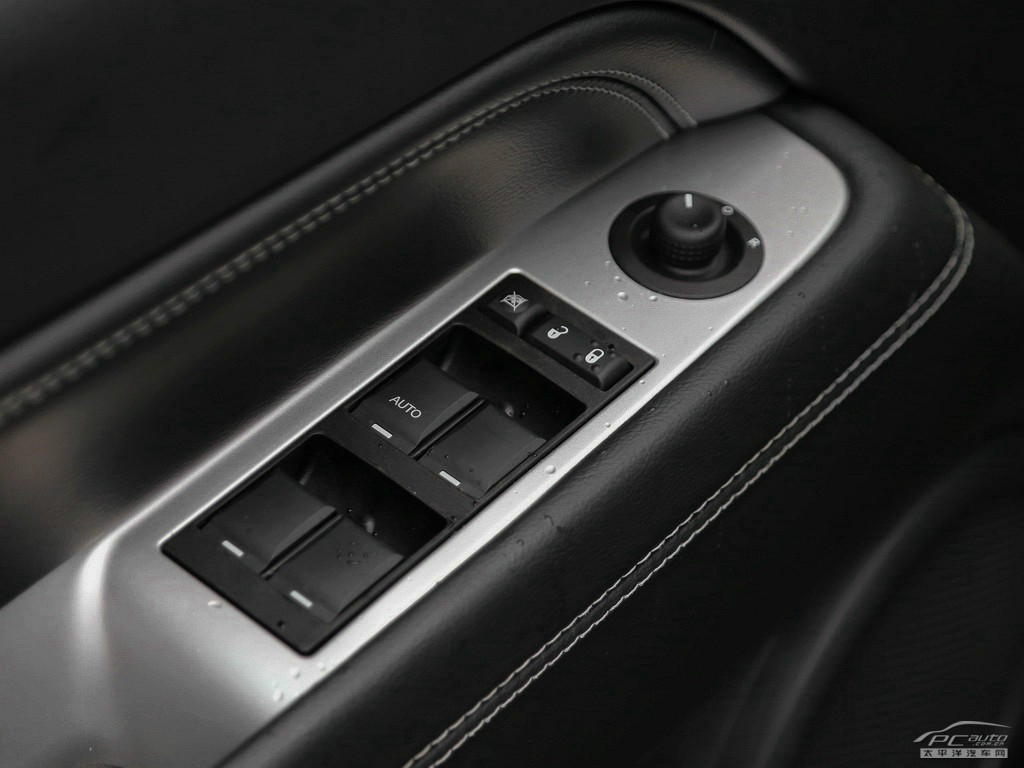 指南者(進(jìn)口)內(nèi)飾高清大圖