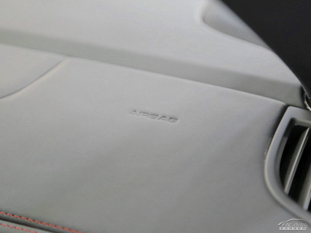 白色Panamera中控內(nèi)飾圖片