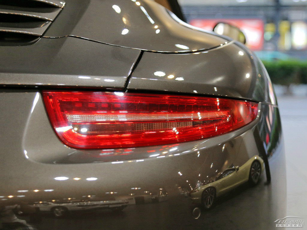 煙棕保時捷911車尾外觀圖片