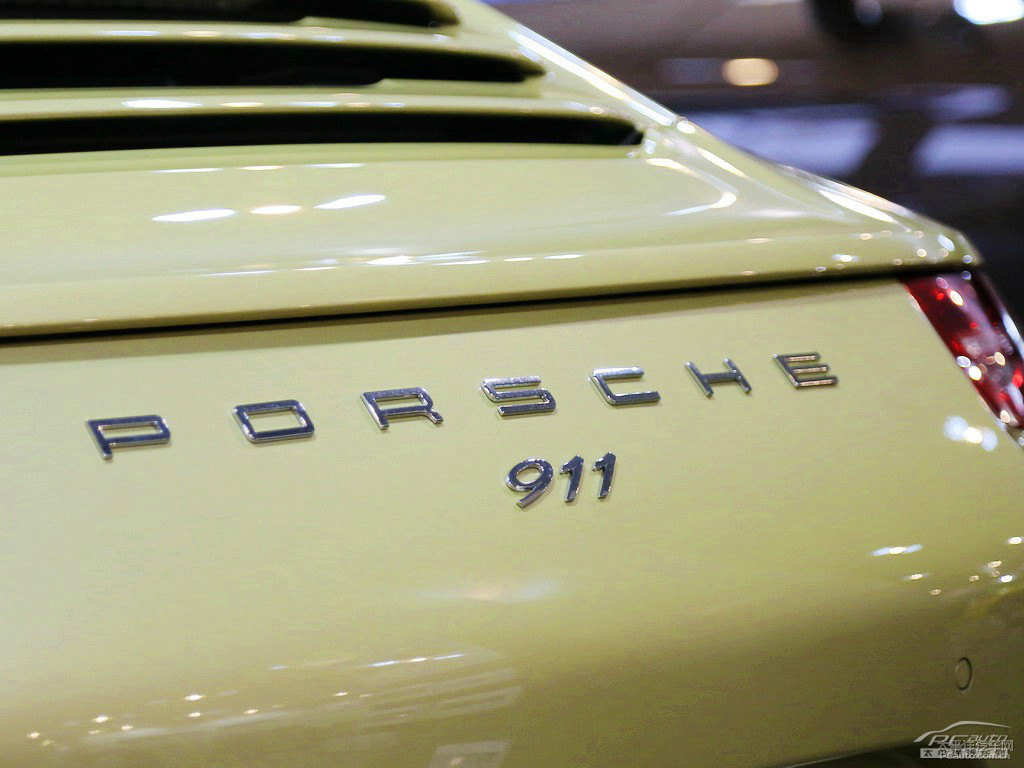 檸檬金保時(shí)捷911車尾外觀圖片
