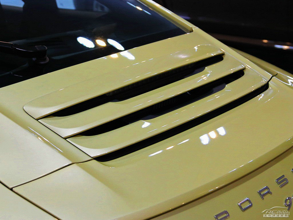 檸檬金保時捷911車尾外觀圖片
