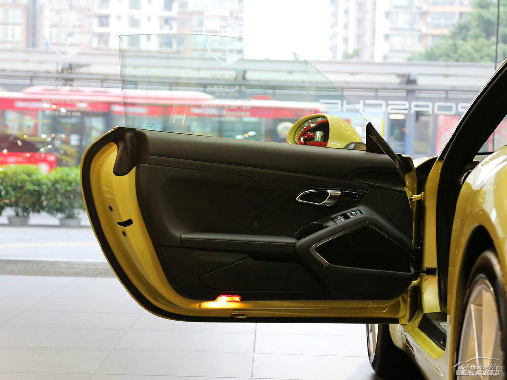 檸檬金保時(shí)捷911車廂內(nèi)飾圖片
