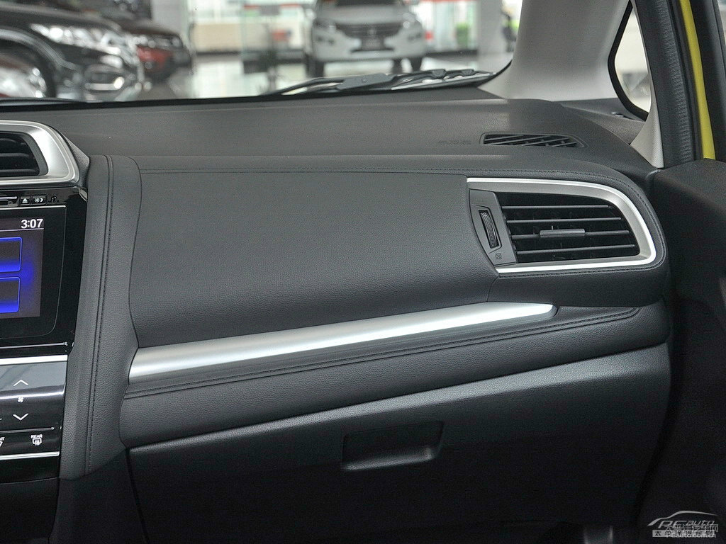 新月黃飛度中控內(nèi)飾圖片