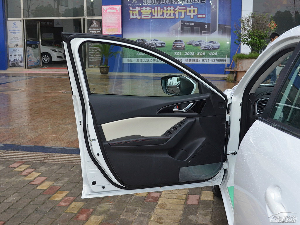 珠光白馬自達(dá)3 昂克賽拉車廂內(nèi)飾圖片