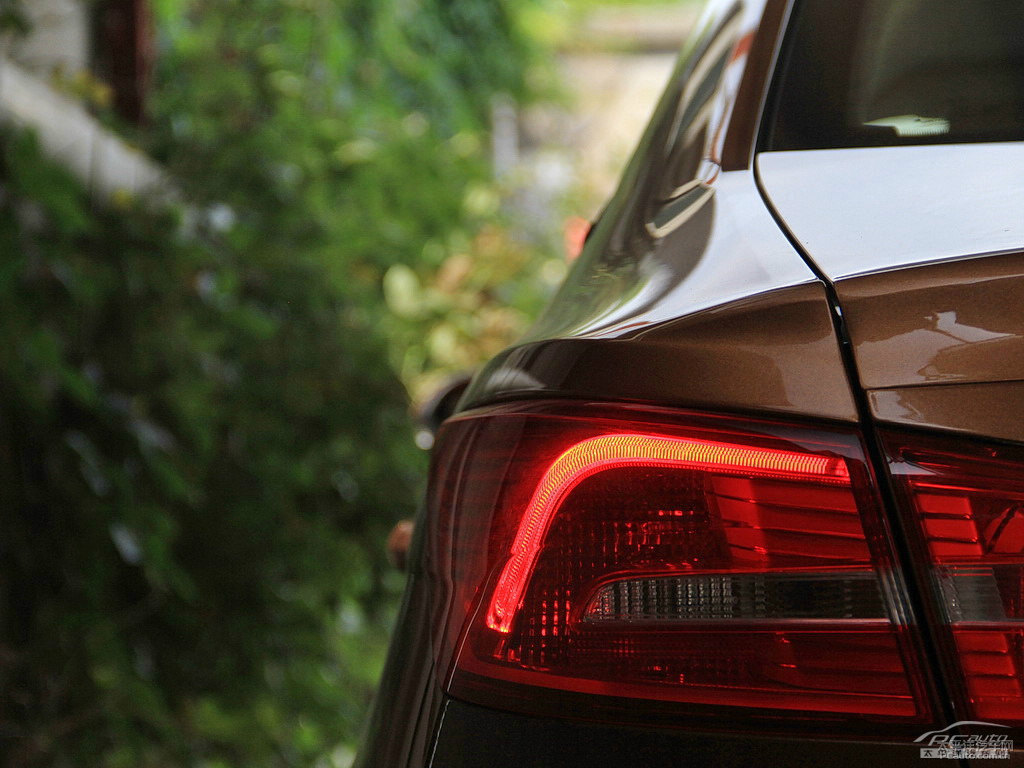 豪情棕福睿斯車尾外觀圖片