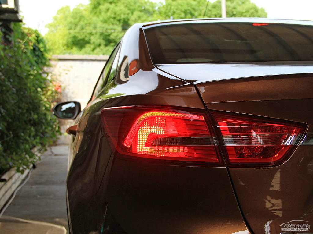 豪情棕福睿斯車(chē)尾外觀圖片