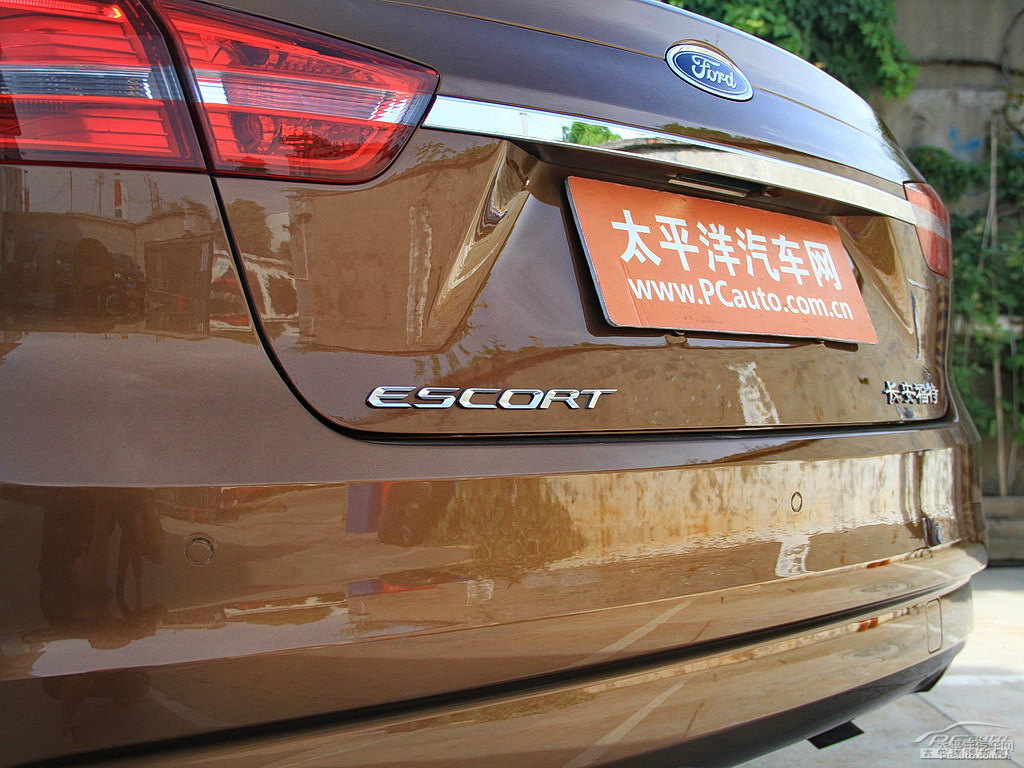 豪情棕福睿斯車尾外觀圖片