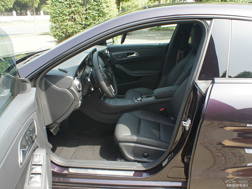 奔馳CLA級(jí)空間高清大圖