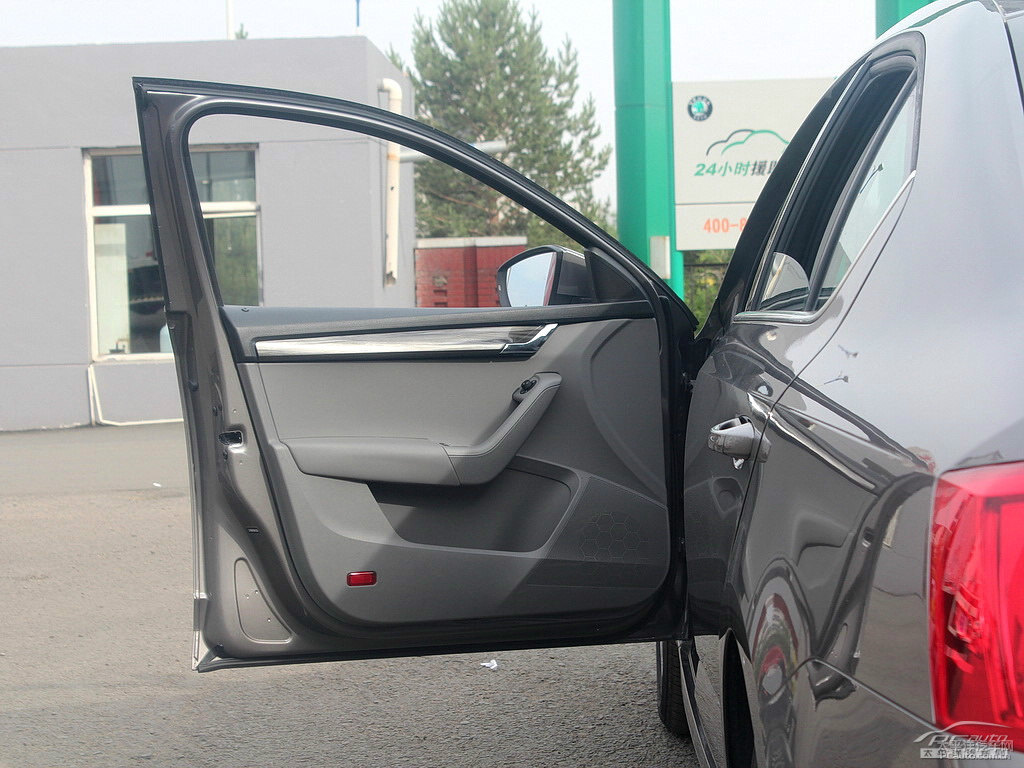 潮流灰明銳車廂內(nèi)飾圖片
