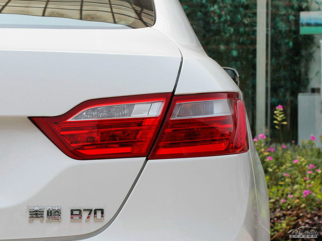 北極白奔騰B70車尾外觀圖片
