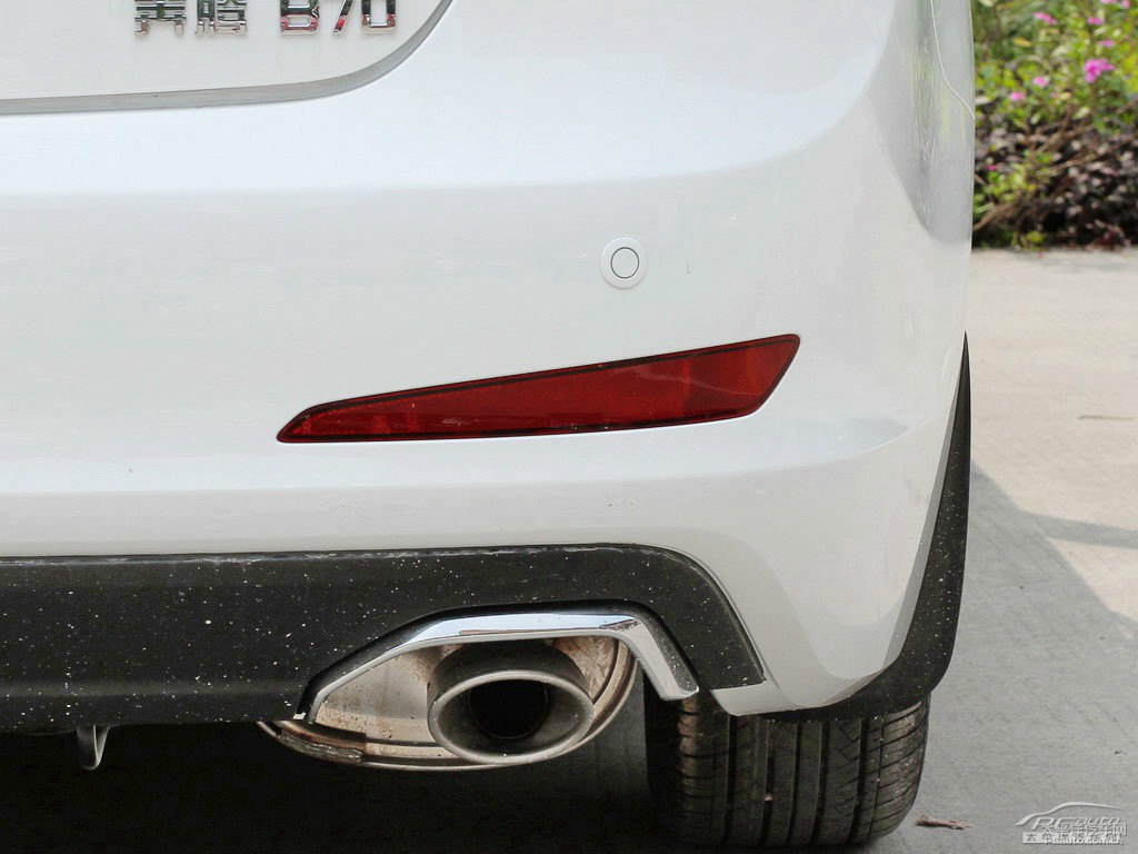 北極白奔騰B70車尾外觀圖片