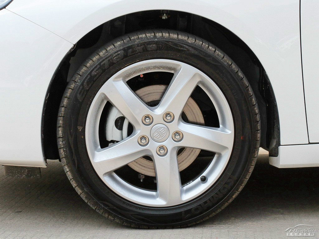 北極白奔騰B70車身外觀圖片