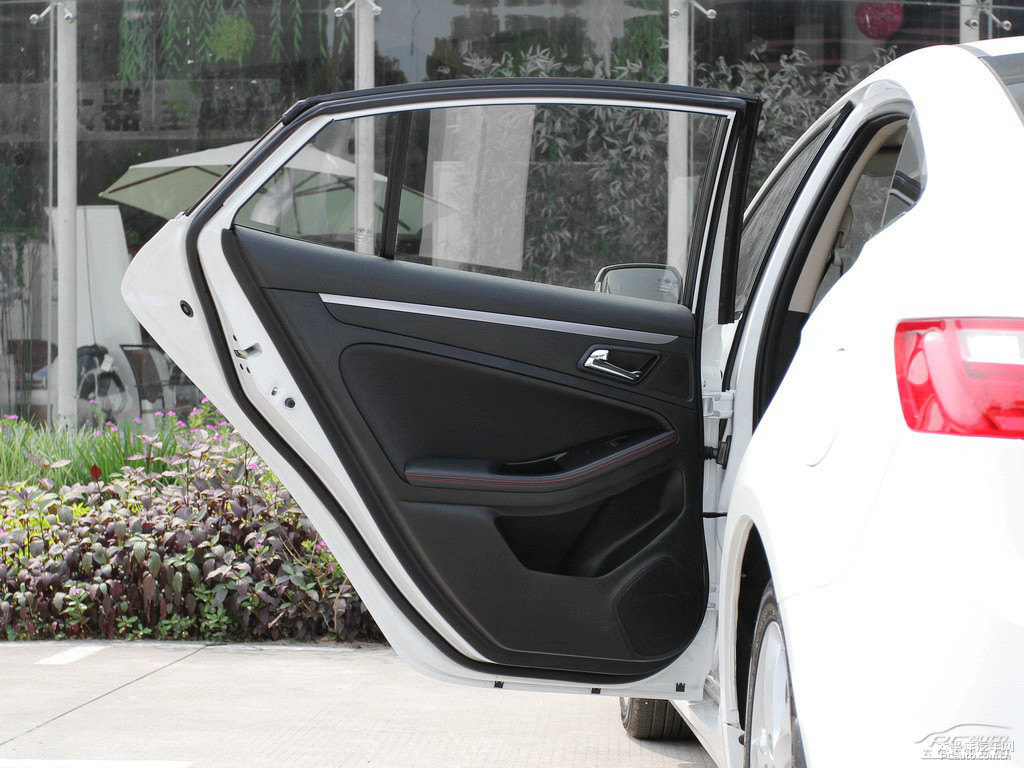 北極白奔騰B70車廂內(nèi)飾圖片