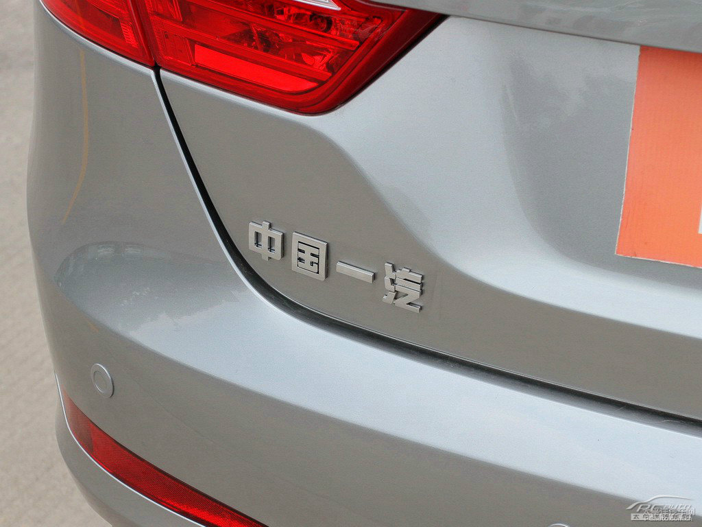 流星灰奔騰B70車尾外觀圖片