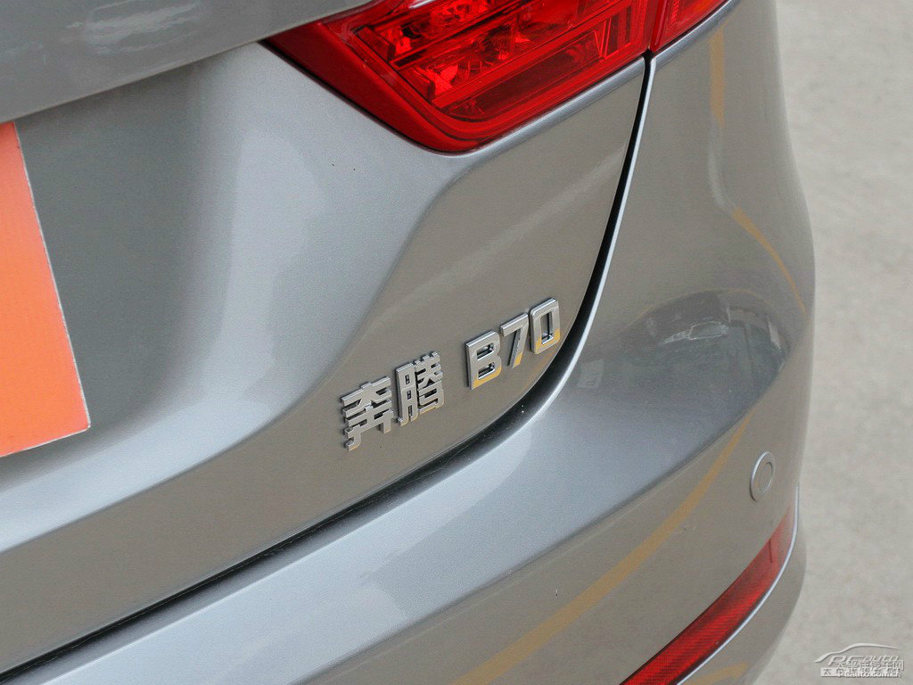 流星灰奔騰B70車尾外觀圖片