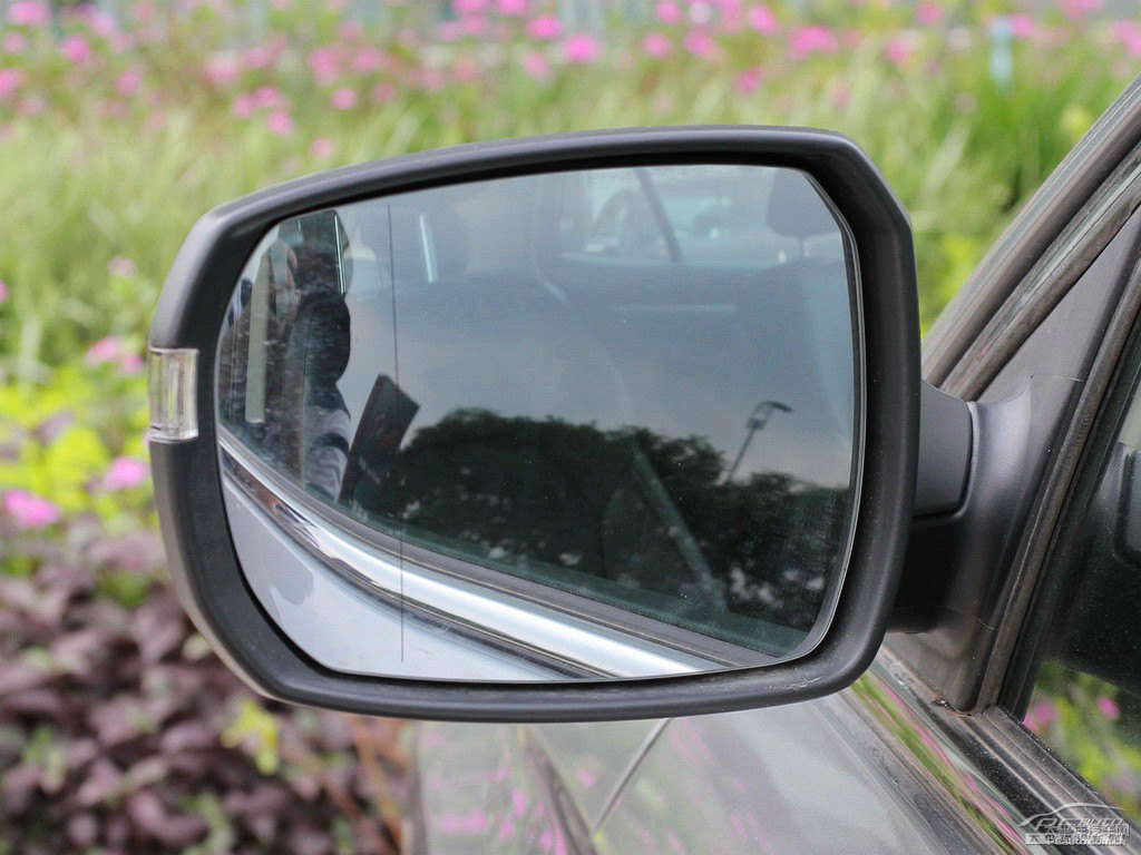 流星灰奔騰B70車身外觀圖片