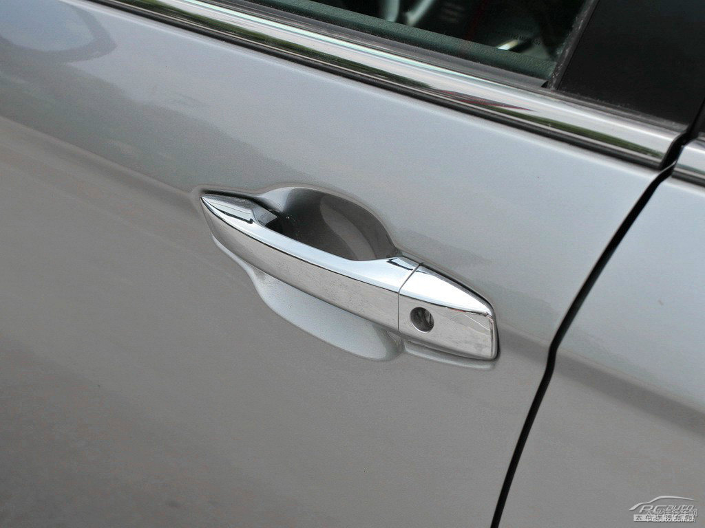 流星灰奔騰B70車身外觀圖片
