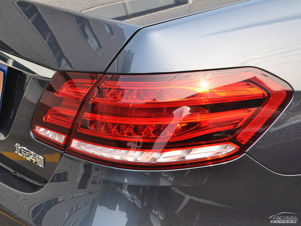 曜巖黑奔馳E級(jí)車(chē)尾外觀圖片