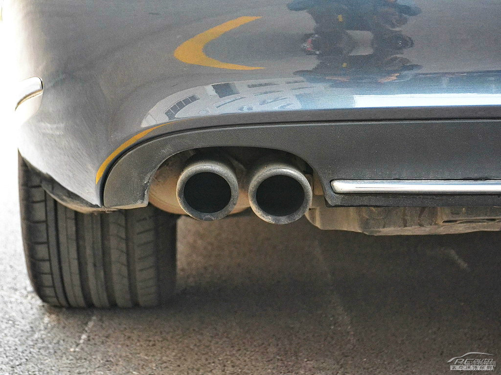曜巖黑奔馳E級(jí)車尾外觀圖片