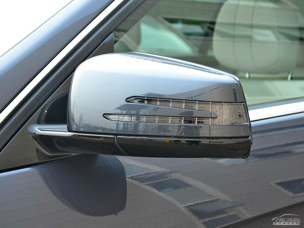曜巖黑奔馳E級車身外觀圖片