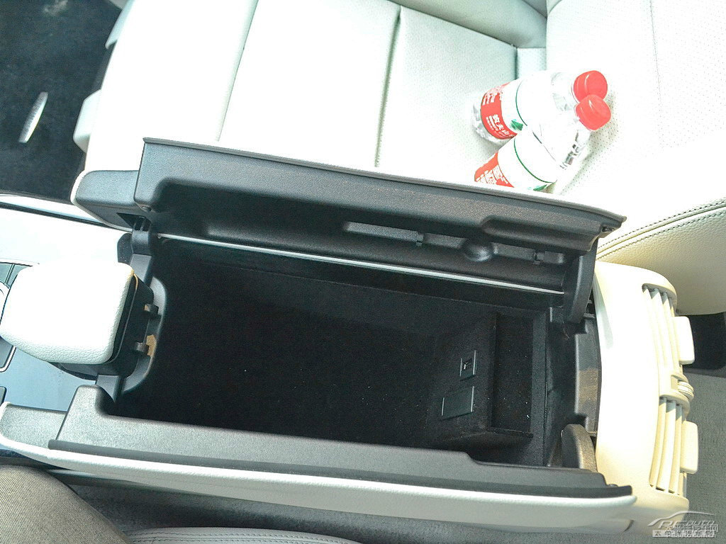曜巖黑奔馳E級儲物空間空間圖片