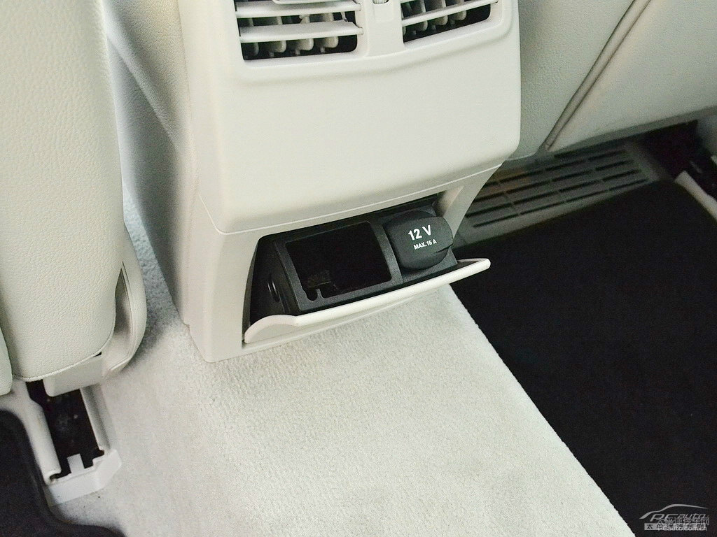 曜巖黑奔馳E級(jí)儲(chǔ)物空間空間圖片