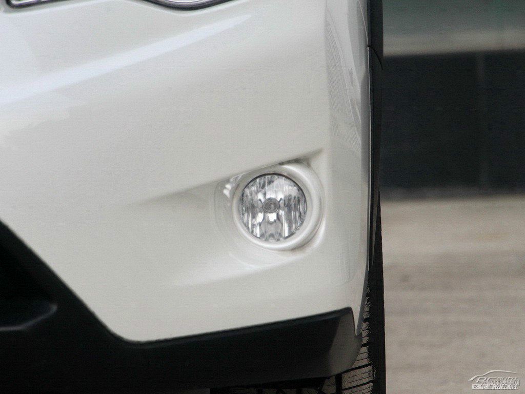 珍珠綢緞白斯巴魯XV車頭外觀圖片