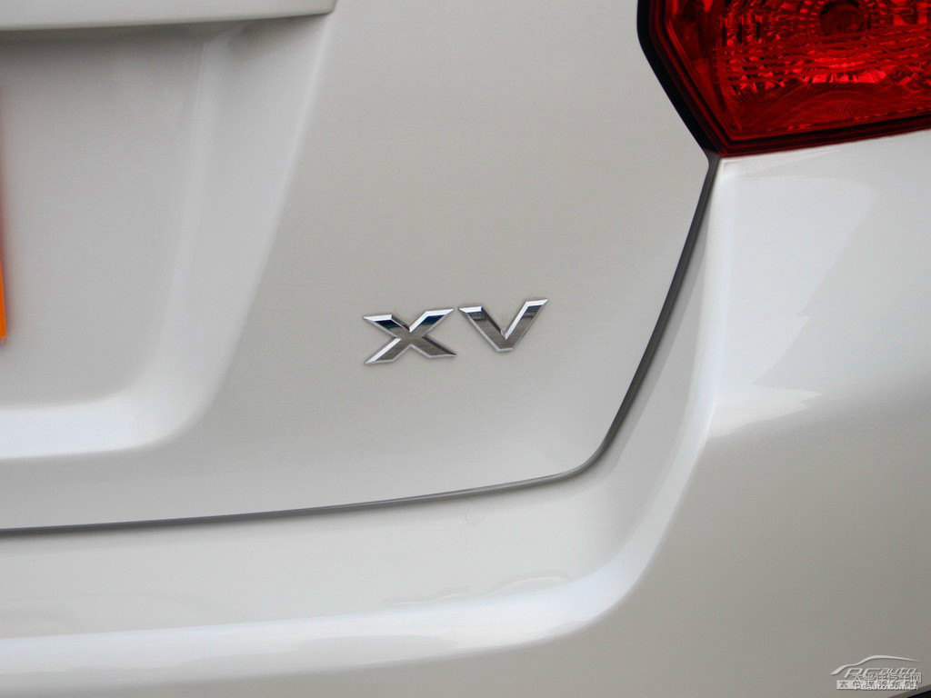 珍珠綢緞白斯巴魯XV車尾外觀圖片
