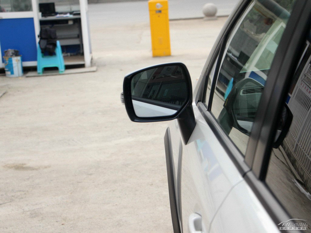 珍珠綢緞白斯巴魯XV車身外觀圖片