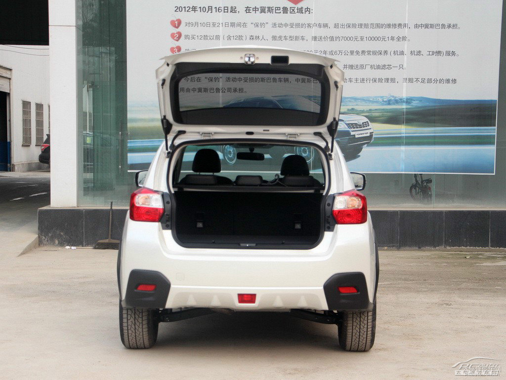 珍珠綢緞白斯巴魯XV后備廂空間圖片