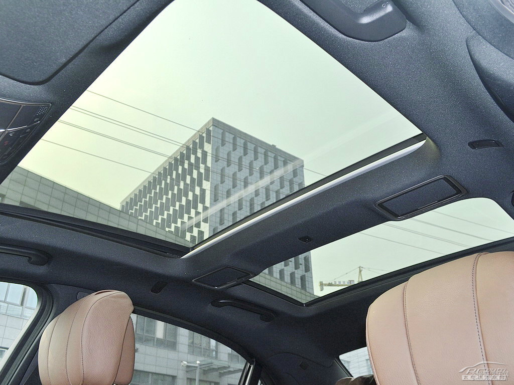 磁鐵黑奔馳S級(jí)車(chē)廂內(nèi)飾圖片