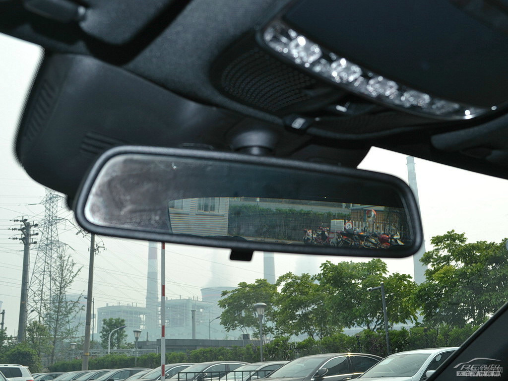 磁鐵黑奔馳S級車廂內(nèi)飾圖片