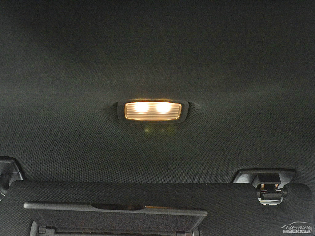 磁鐵黑奔馳S級車廂內(nèi)飾圖片