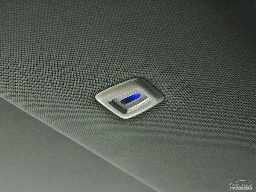 磁鐵黑奔馳S級車廂內(nèi)飾圖片