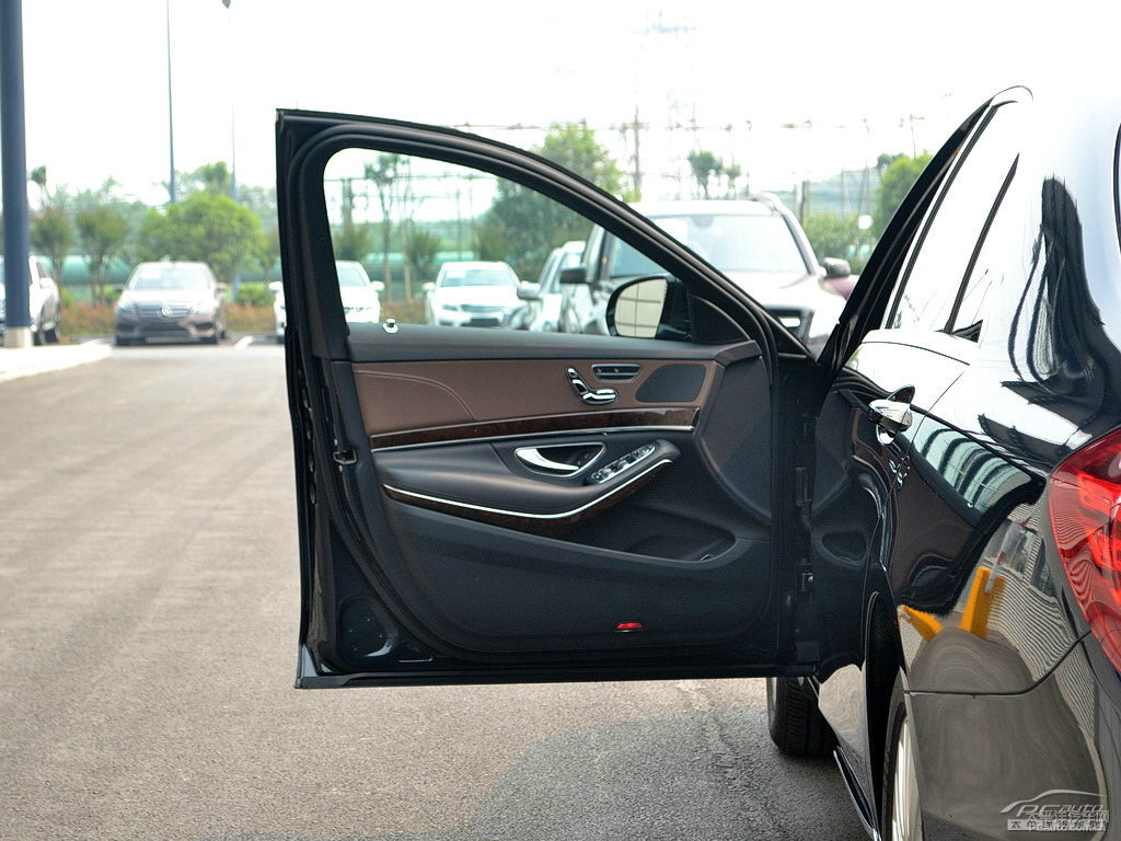 磁鐵黑奔馳S級車廂內(nèi)飾圖片